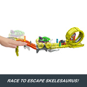 Mattel Hot Wheels Monster Trucks Charge & Chase Challenge Track Set with Oversized Skelesaurus, 1:64 Scale Bone Shaker, 2 Crushed Cars, Multicolor, HYT07