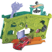 Hot Wheels FJN38 Ghost Garage Play Set, Fold-Out Design, Spooky Theme, Includes 1 Vehicle, Connectable, Durable Construction