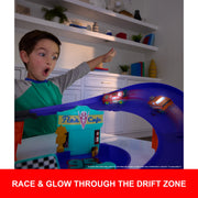 Mattel Disney Pixar Cars Lightning McQueen Celebration Raceway Toy Vehicle Playset with Light-Up Car, Multicolor, 95007357