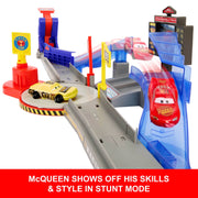 Mattel Disney Pixar Cars Piston Cup Stunting Speedway Playset with Tongue-Out Lightning McQueen Toy Car, Multicolor, 30 in, JHL42