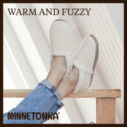 Minnetonka Women's Dina Classic Slippers, Cream Multi, Medium, Memory Foam Insole, Durable Rubber Sole