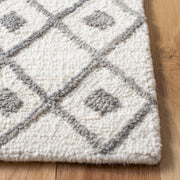 Safavieh Blossom Aspen Geometric Wool Runner Rug, Ivory Grey, 2'3
